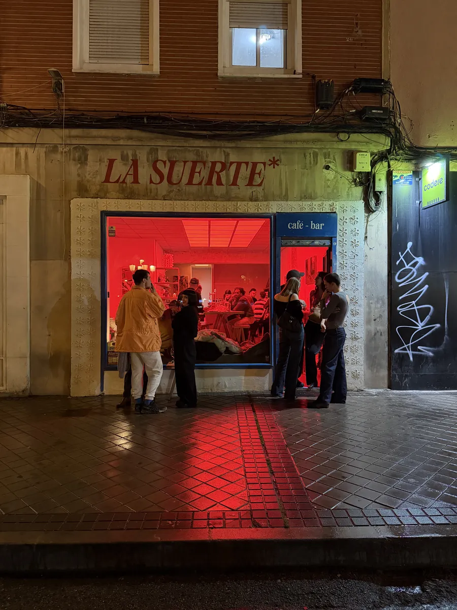 Fachada de La Suerte de noche