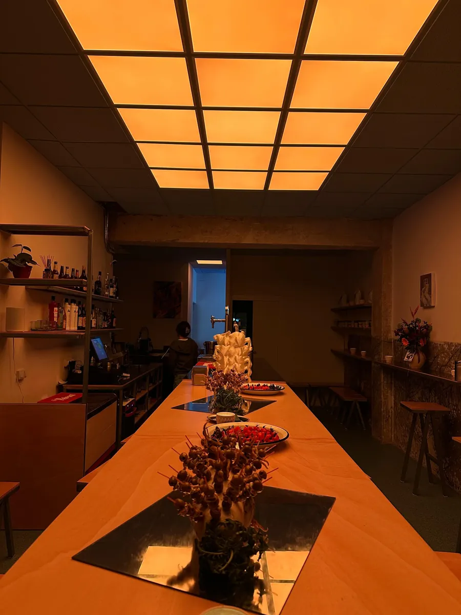 La barra con el techo de luz naranja