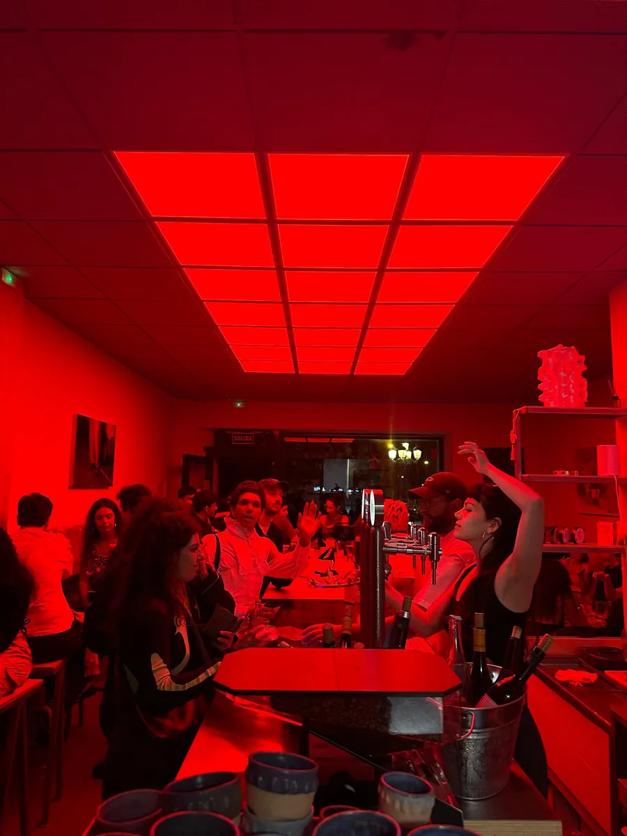 Gente en la barra con la luz roja