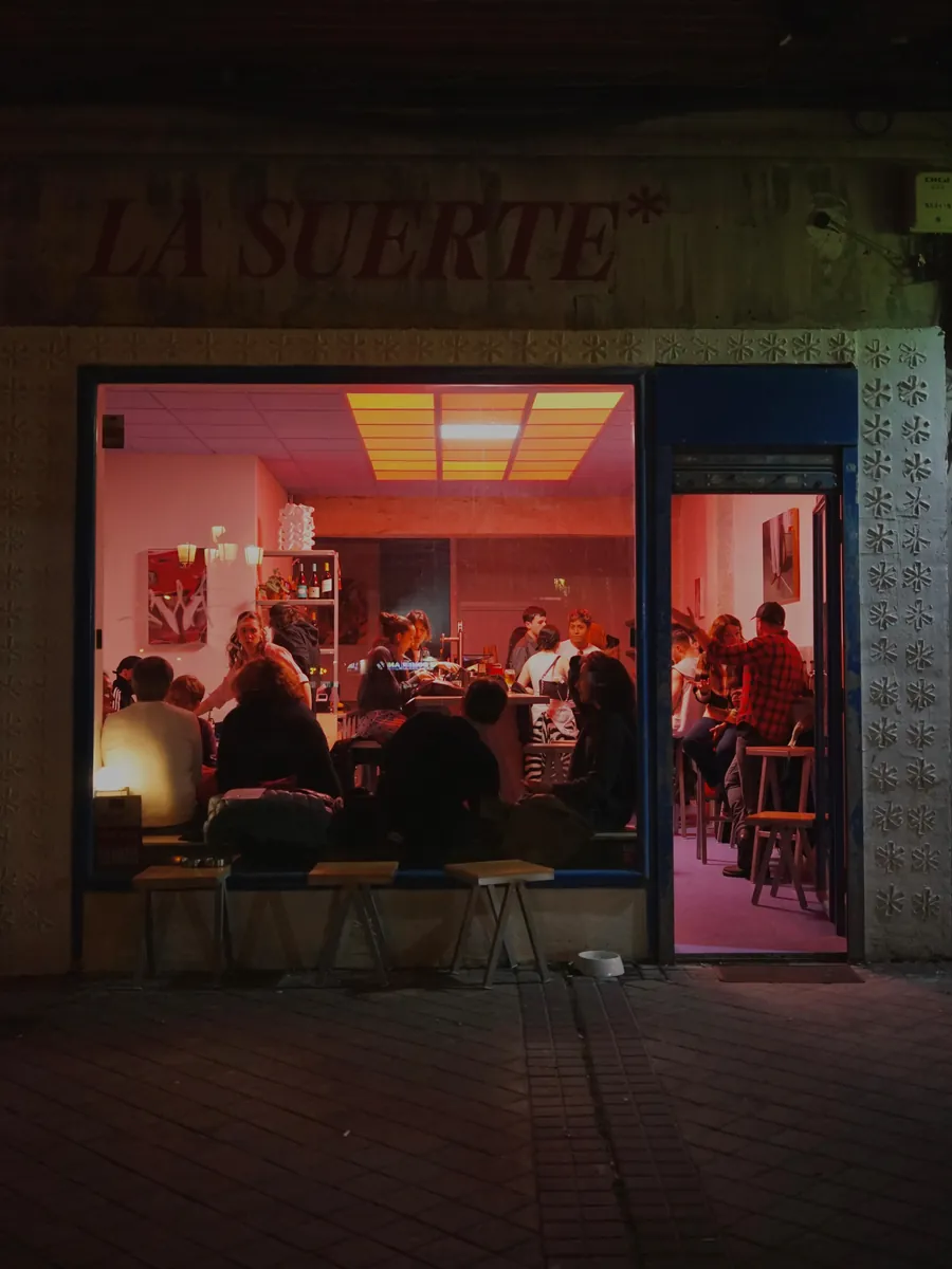 Escaparate de La Suerte de noche