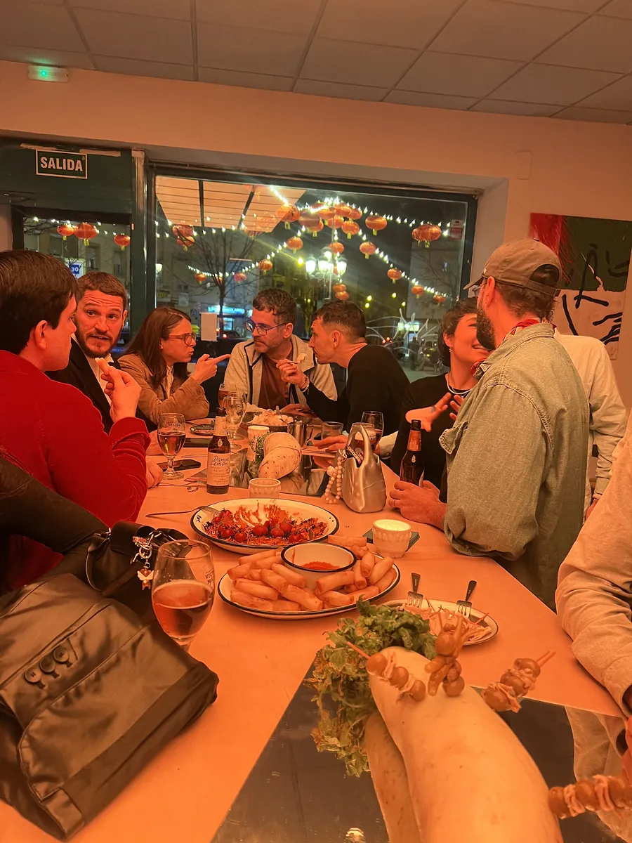 Mesa compartiendo platos
