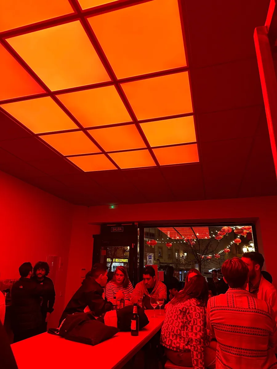 El local lleno bajo el techo rojo