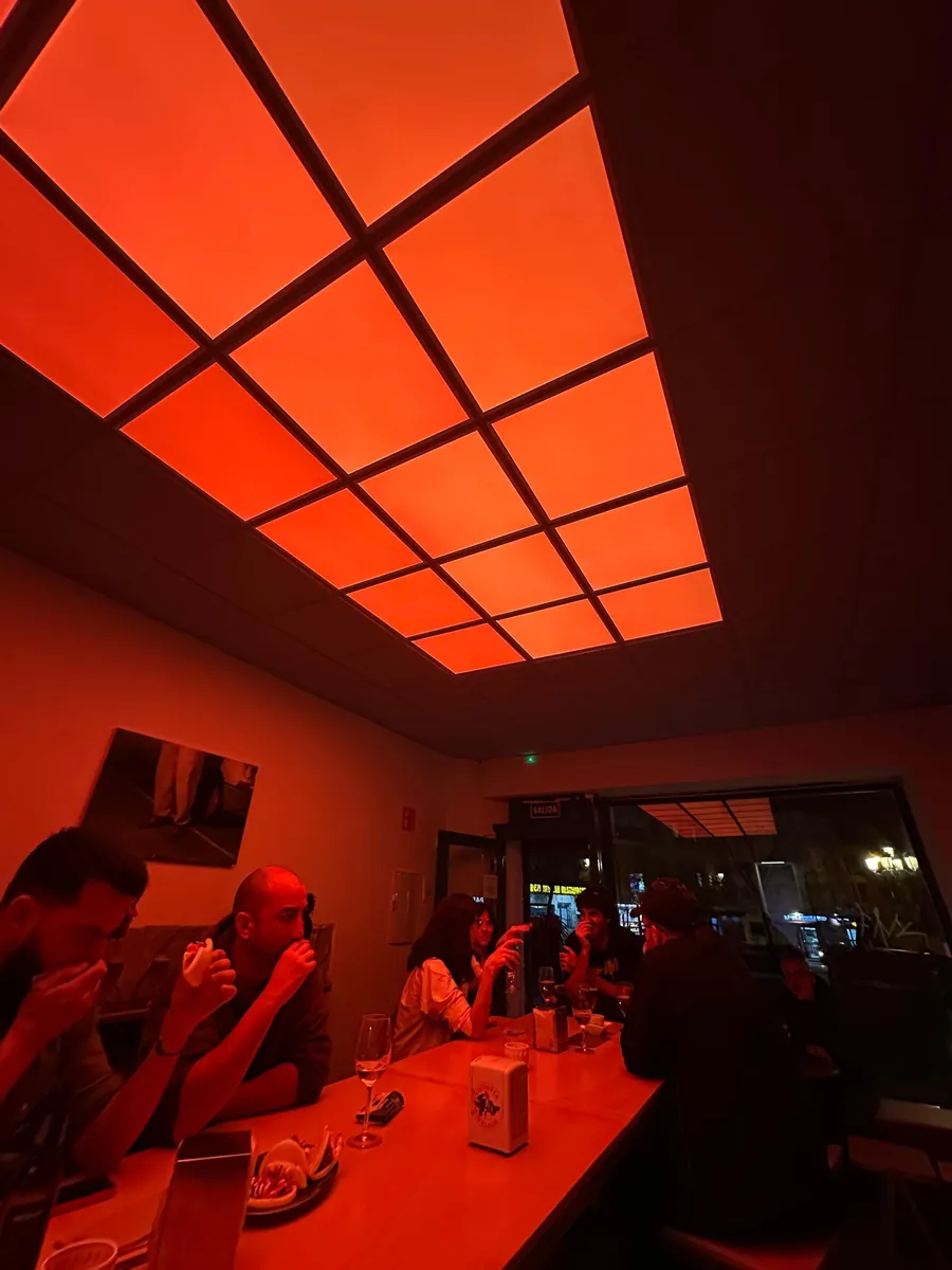 Cenando bajo el techo rojo